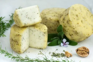 Toma a latte crudo alle erbe di provenza