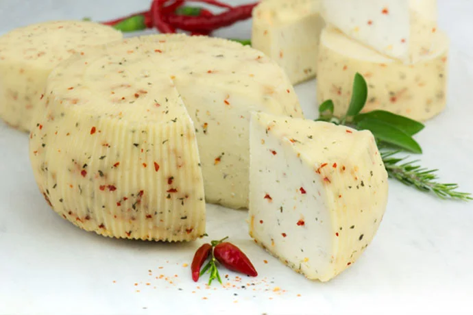 Toma a latte crudo con peperoncino